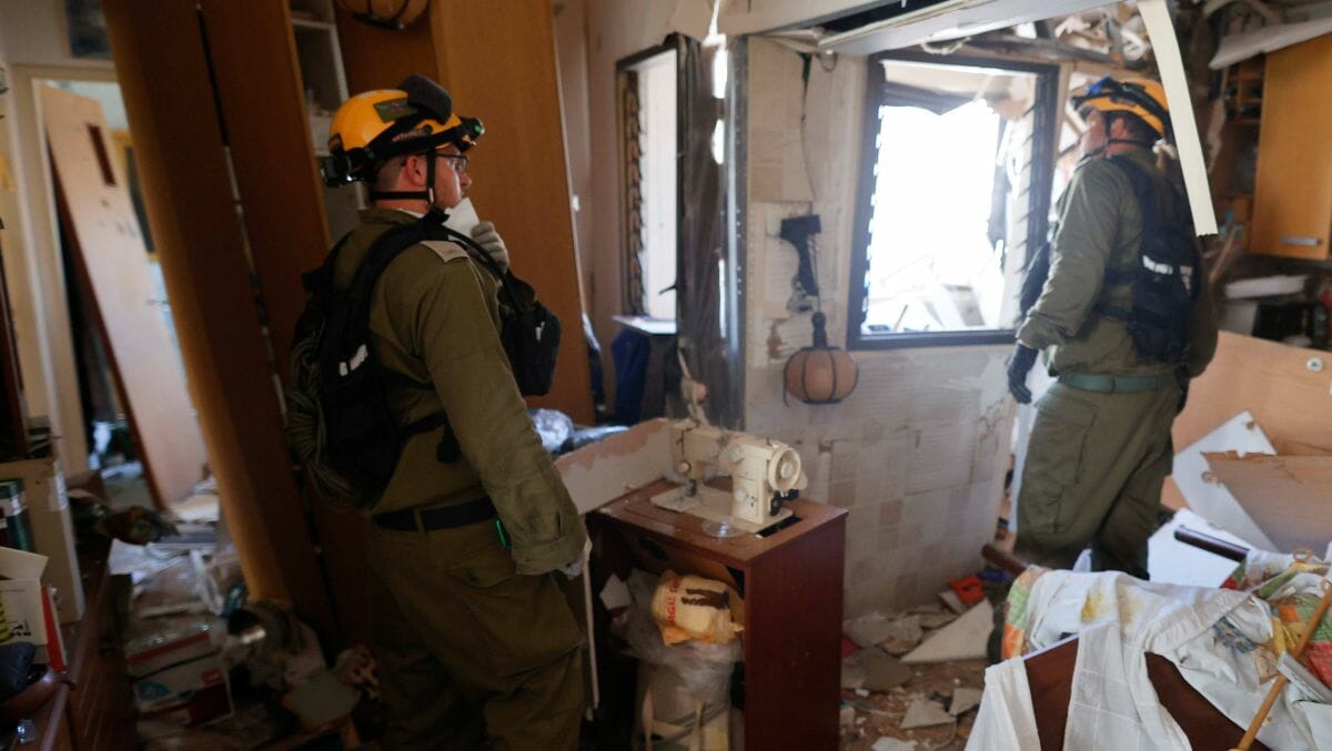 Einschlag einer palästinensischen Rakete in einem Wohnhaus in Ashdod