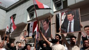 Assad-Anhänger bei der Stimmabgabe vor der syrischen Botschaft in Moskau