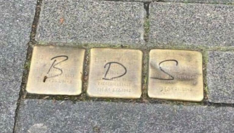 Mit BDS-Graffiti geschändete Stolpersteine in Köln