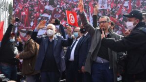 Der Führer der islamischen Ennahda-Bewegung, Rashid al-Ghannouchi (li.), auf einer Demonstration in Tunis