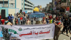 Hamas-Anhänger protestieren gegen die Verscheibung der Wahlen durch Mahmud Abbas
