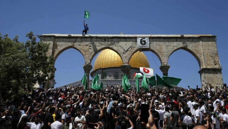 Unterstützer der Terrororganisation Hamas demonstrieren am A-Quds-Tag auf dem Tempelberg