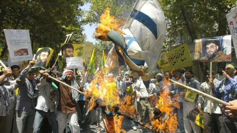 Anhänger der Hisbollah verbrennen Israelfahnen