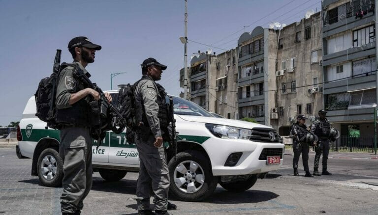 Israelische Polizei in Lod versucht, die Ruhe in der Stadt wiederherzustellen
