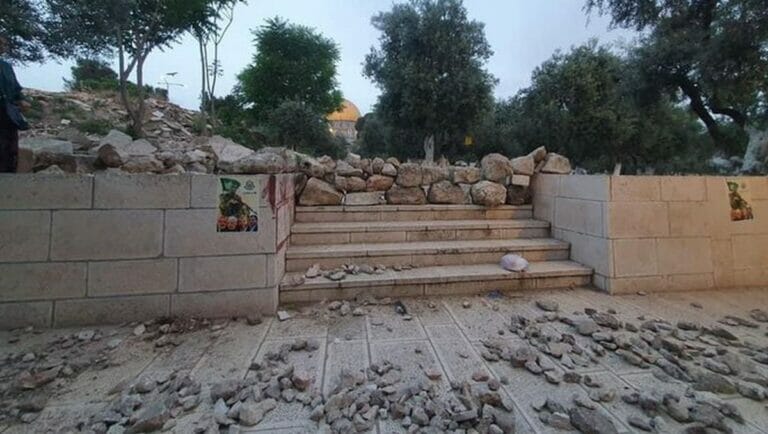 Für Ausschreitungen bereitgelegte Steine auf Tempelberg in Jerusalem