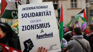 Antisemitisches Plakat auf der "Revolutionären 1.Mai"-Demontsration in Berlin