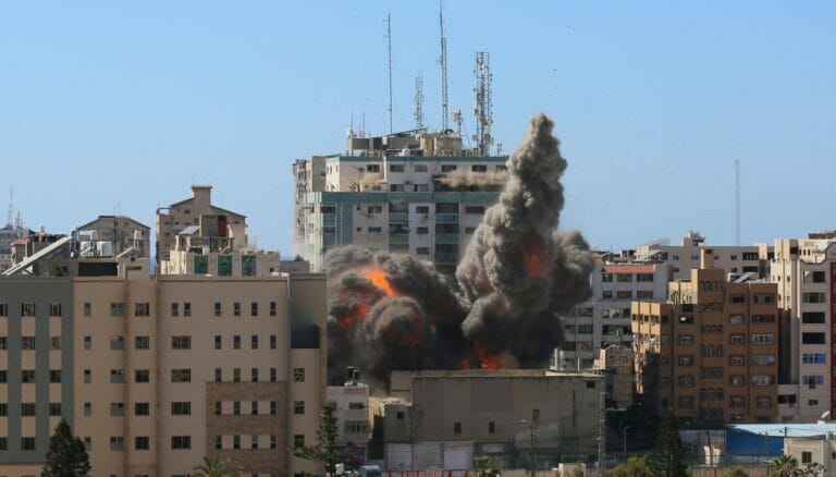 Israelischer angriff auf den Medientower in Gaza