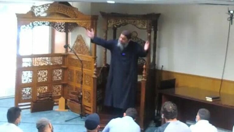 Imam Fadi Yousef Kablawi bei seiner Predigt