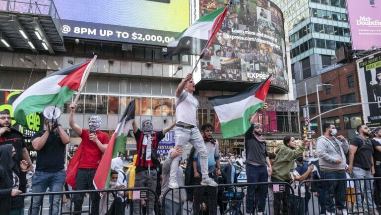 Pro-palästinensische Demonstarnten auf dem Time Square verprügelten Mann mit Kippa