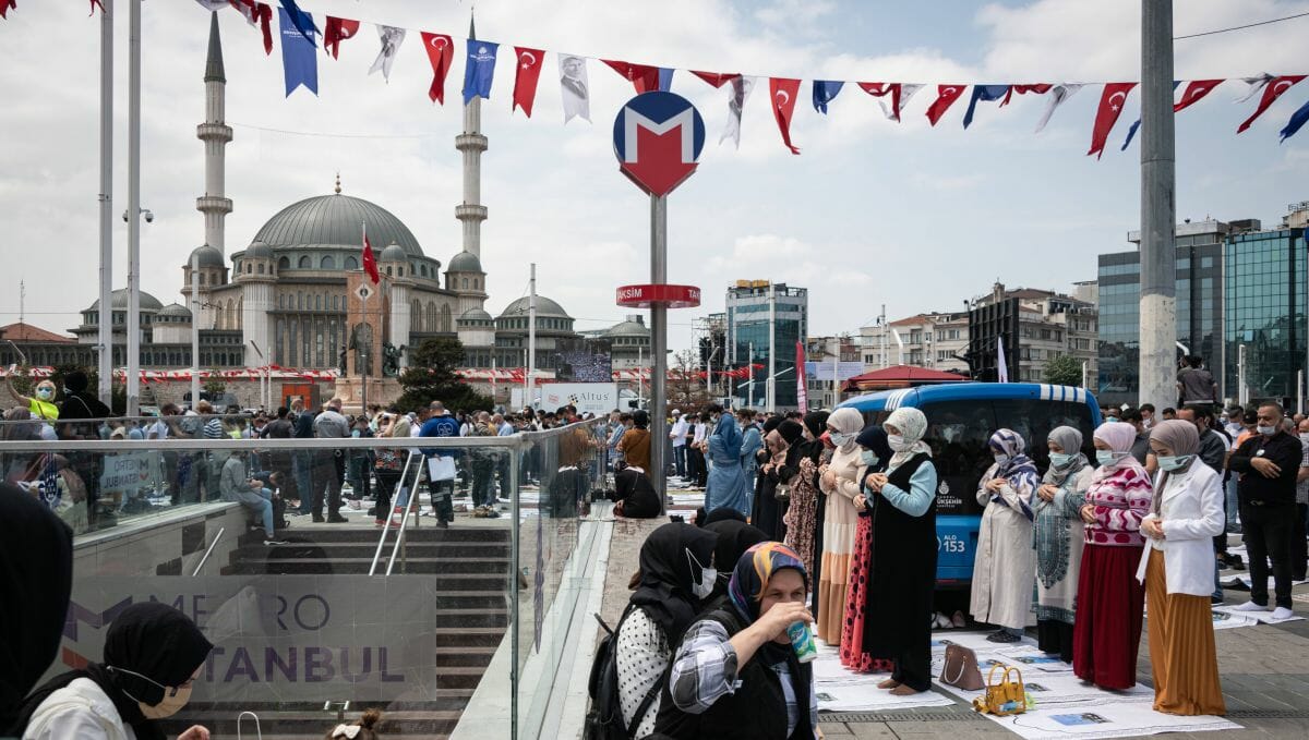 Öffentliches Freitagsgebet zur einweihung der Moschee auf dem Taksim-Platz