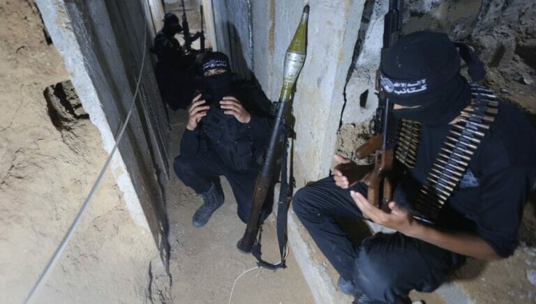 Tunnel in Gaza: Palästinenische Terroristen beten zu Ramadan