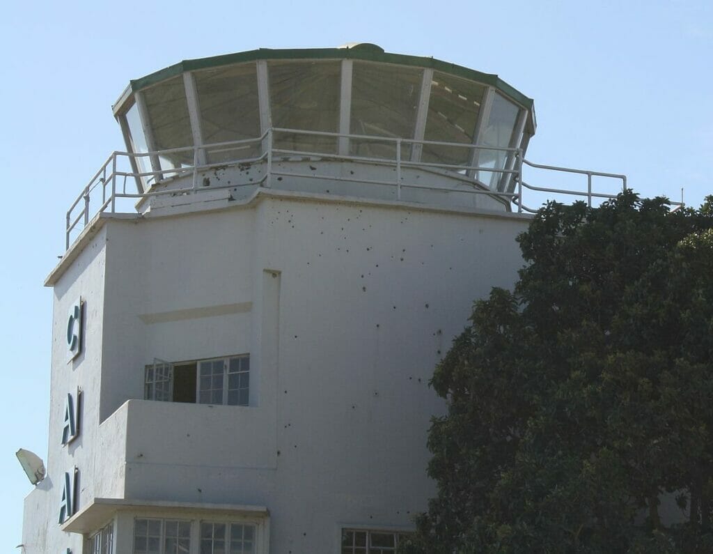 Noch im Jahr 2009 waren Einschusslöcher der Befreiungsaktion am Tower zu sehen, der sich direkt neben dem alten Terminal befindet, wo die Geiseln festgehalten wurden. (Quelle: LTC David Konop, United States Army Africa (SETAF))