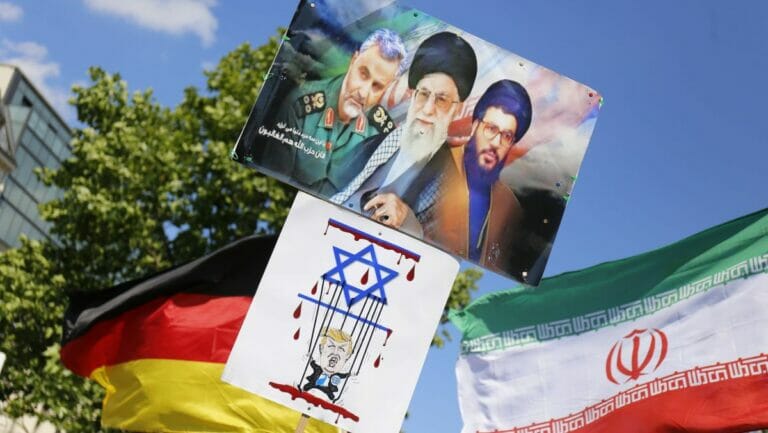 Plakate auf dem Al-Quds-Marsch in Berlin