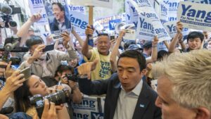 Andrew Yang auf dem Weg zur Debatte der New Yorker Bürgermeisterkandidaten im Rockefeller Center