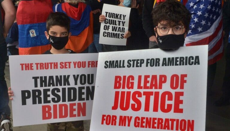 Amerikanische Armenier bedanken sich bei US-Präsident Biden für die Verwendung des Wortes "Genozid"