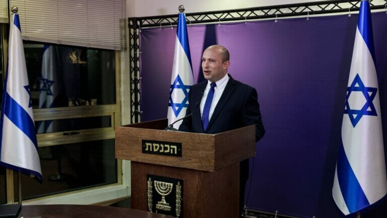Naftali Bennett bei einer Pressekonferenz in der Knesset