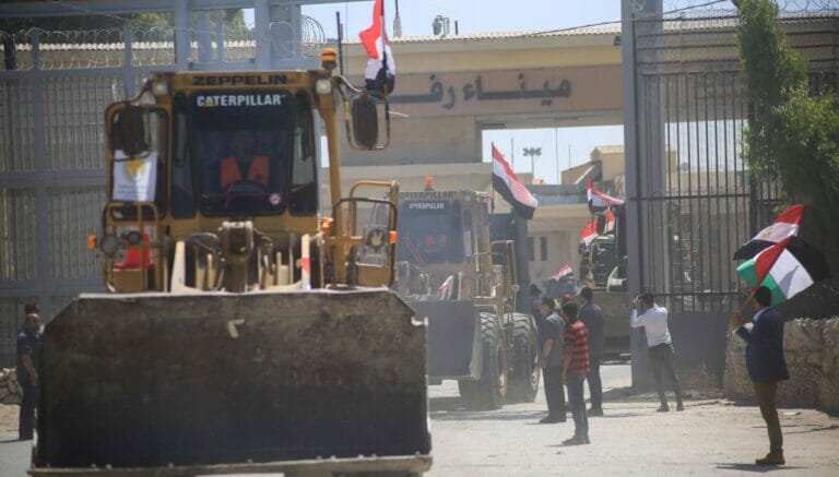 Ägypten schickte Bulldozer, Kräne und Lastwagen in den Gazastreifen, um beim Wiederaufbau zu helfen