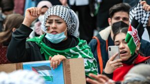 Junge Frau trägt Hamas-Flagge auf antiisraelischer Demonstration in Deutschland