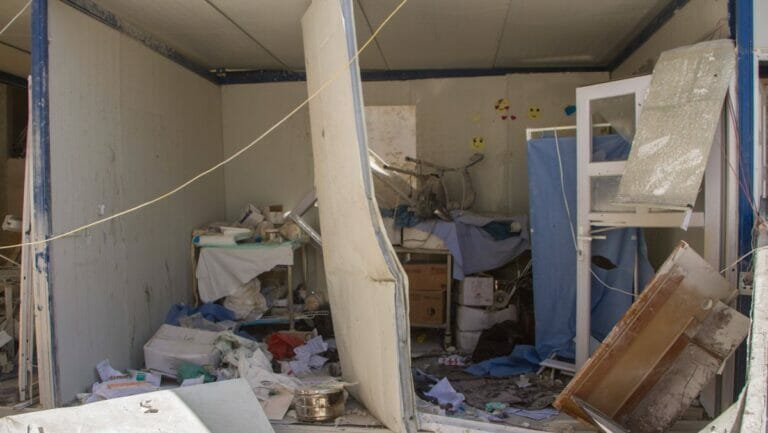 Granatenangriff durch syrsiche Truppen auf das Krankenhaus in Atarib bei Aleppo im Mai 2021