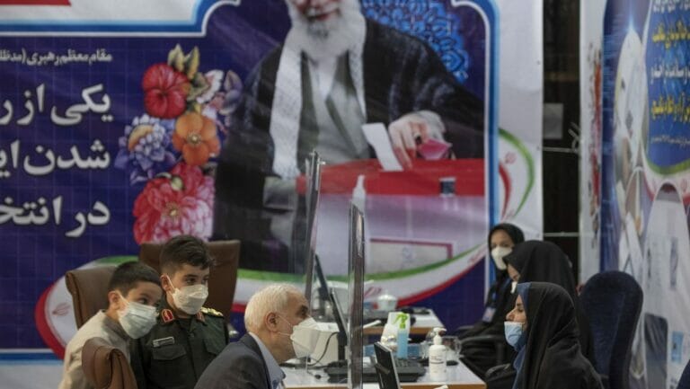 Mohsen Mehralizadeh bei seiner Registrierung als Kandidat für die iranischen Wahlen
