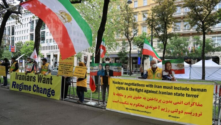 Iranische Oppositionelle demonstrieren in Wien gegen die Atomgespräche