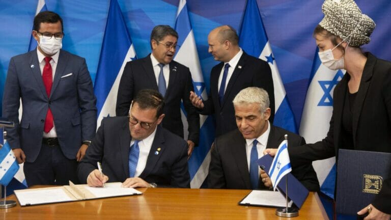 Der neue israelische Außenminister Yair Lapid mit seinem Amtskollegen aus Honduras