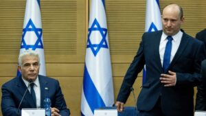 Israels Außenminister Yir Lapid (li.) und Premierminister Naftali Bennett (re.)