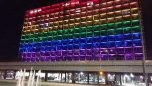 Das Ratuhaus von Tel-Aviv-Yafo wird zu Ehren der Pride in Regenbogenfarben angestrahlt