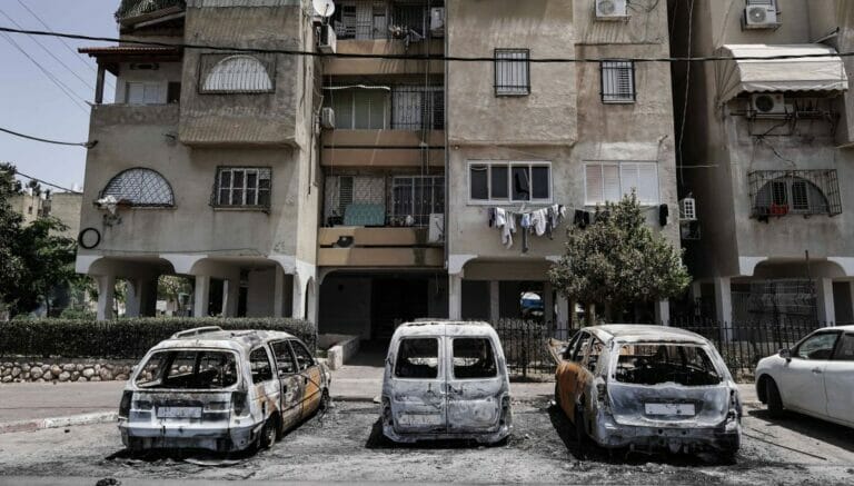 Ausgebrannte Autos nach den Ausschreitungen in der israelischen Stadt Lod