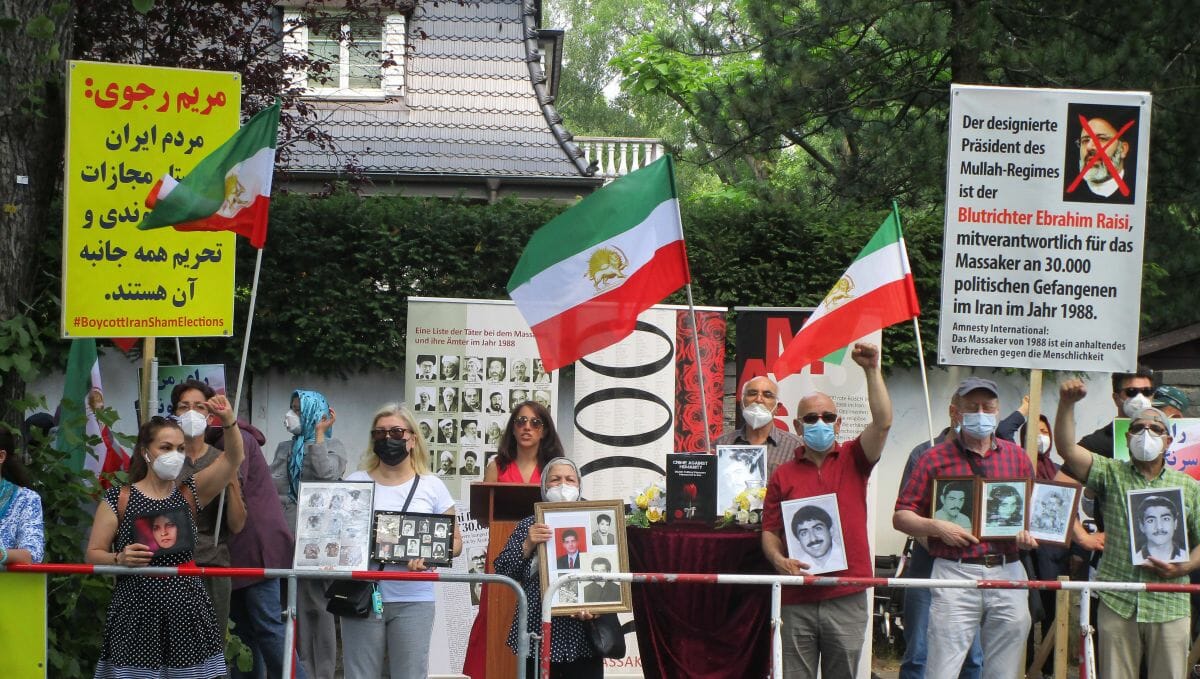 Iranische Oppositionelle in Berlin demonstrieren den Präsidentschaftskandidaten Ebrahim Raisi