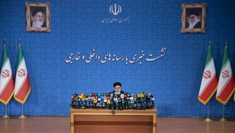 Ebrahim Raisis erste Pressekonferenz als neugewählter Präsident des Iran