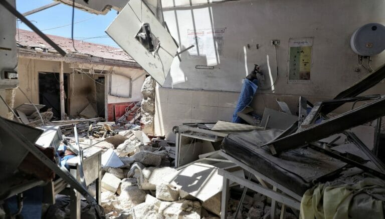 Das von Artillerisbeschuss getroffene al-Shifaa-Krankenhaus in Syrien