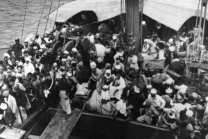 Mai 1948: Araber flüchten auf einem Schiff aus Haifa. (© imago images/United Archives International)