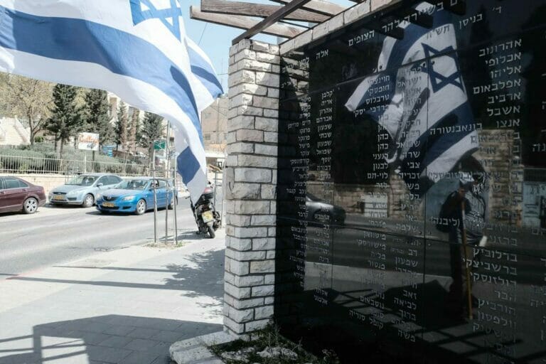 Gedenktafel für die jüdischen Opfer des Mount-Scopus-Massakers im April 1948. Für Omri Boehm scheint es blutigen arabischen Terror nicht zu geben. (© imago images/ZUMA Wire)