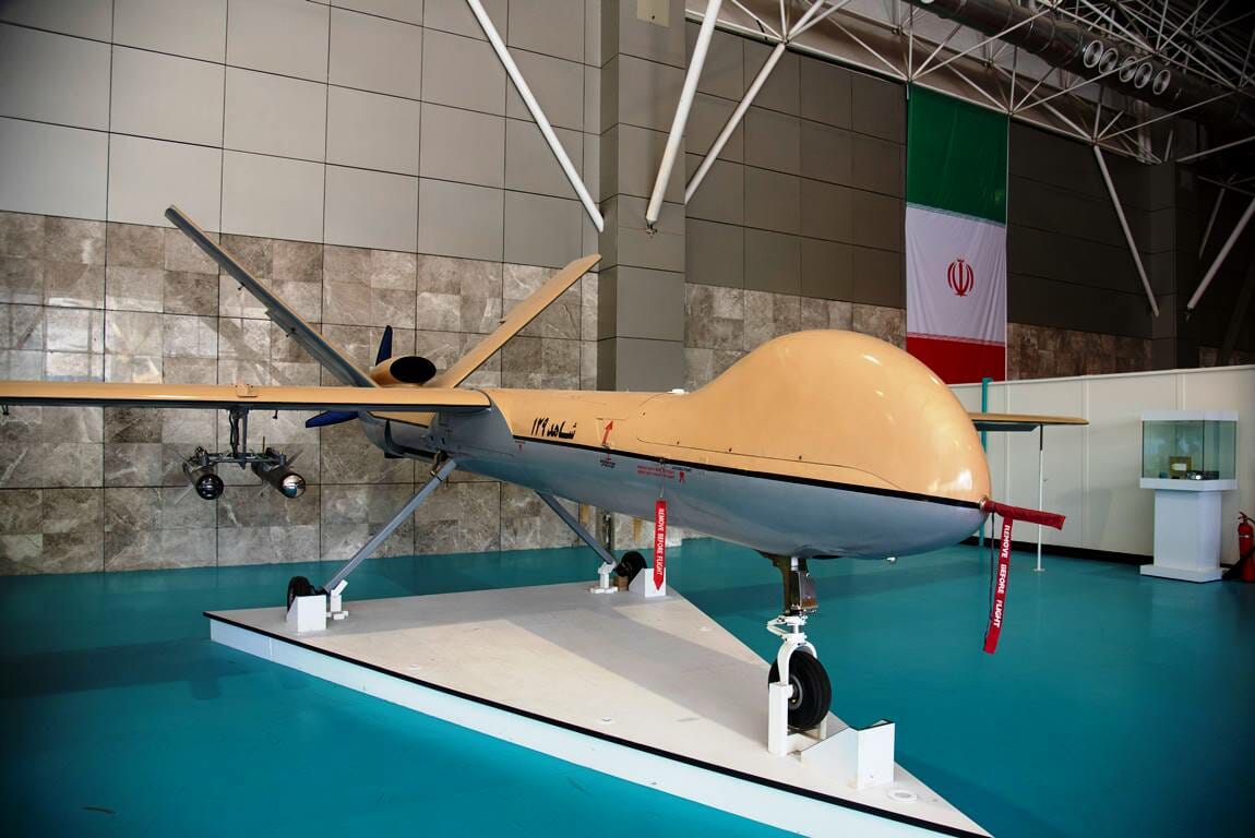 Iranische Drohne, vorgeführt auf einer Luftfahrtmesse der Revolutionsgarden in Teheran. (© imago images/Pacific Press Agency)