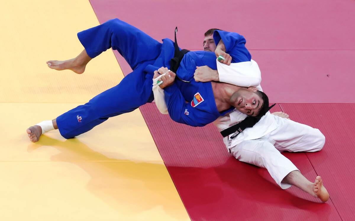 Der gebürtige Iraner Saeid Mollaei (im blauen Judoanzug) bei seinem Halbfinalkampf in Tokio gegen den Österreicher Shamil Borchashvili. (© imago images/Xinhua)