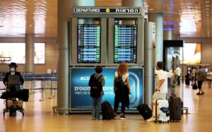 Zahlreiche Corona-Neuinfektionen in Israel führen auch zu verstärkten Schutzmaßnahmen am Ben-Gurion-Flughafen. (© imago images/Xinhua)