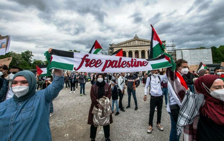 Israelfeindlicher Aufmarsch in München während des jüngsten Gaza-Krieges. Zunehmender Antisemitismus ist eine der Gefahren für Juden in Europa. (© imago images/ZUMA Wire)