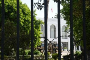 Sicherheitskräfte blockieren das Parlament Tunesiens. (© imago images/Xinhua)