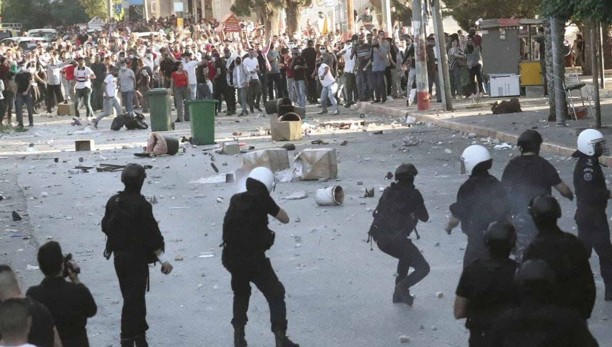 Palästinensische Sicherheitskräfte gehen mit Tränengas gegen Anti-abbas-Demonstranten vor