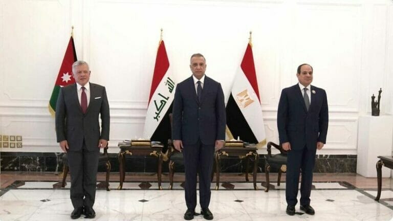 Jordaniens König Abdullah II. (li.), Iraks Premierminister Mustafa al-Kadhimi (mi) und Ägyptens Prasident Abdel Fattah el-Sisi (re.) im Regierungspalast in Bagdad