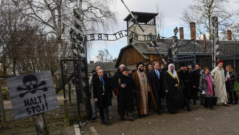 Laut Moses & Co. ‚zu fremd‘, um Auschwitz zu verstehen: Delegation der Islamischen Weltliga besucht das KZ