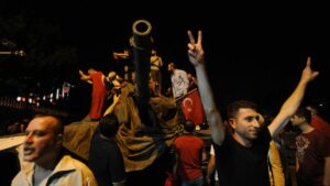 Erdogans AKP soll in der Nacht des Putschversuchs 2016 Waffen Anhänger verteilt haben