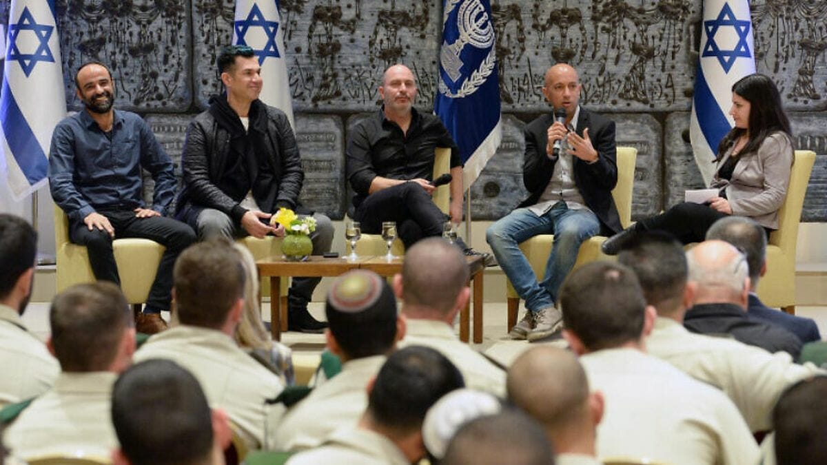 Die Stars der Serie "Fauda" bei einer Veranstaltung due Ex-Präsident Rivlin in Israel