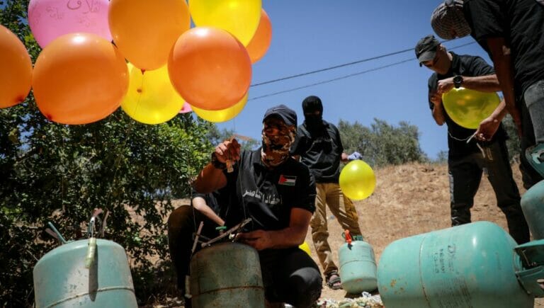 Kämpfer der Al-Nasir Salah Al-Din Brigaden bereiten Brandballons vor