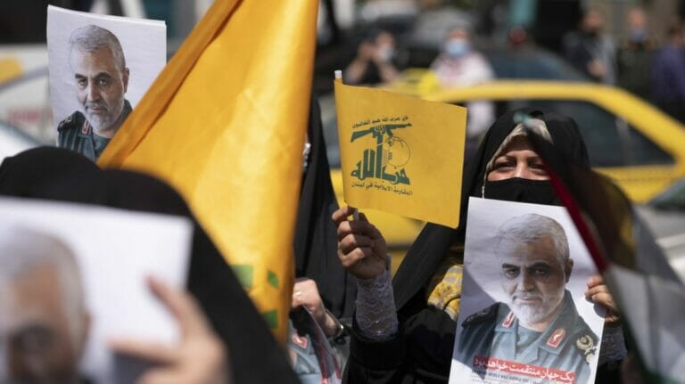 Iranische Demonstrantin mit Hisbollah-Fahne