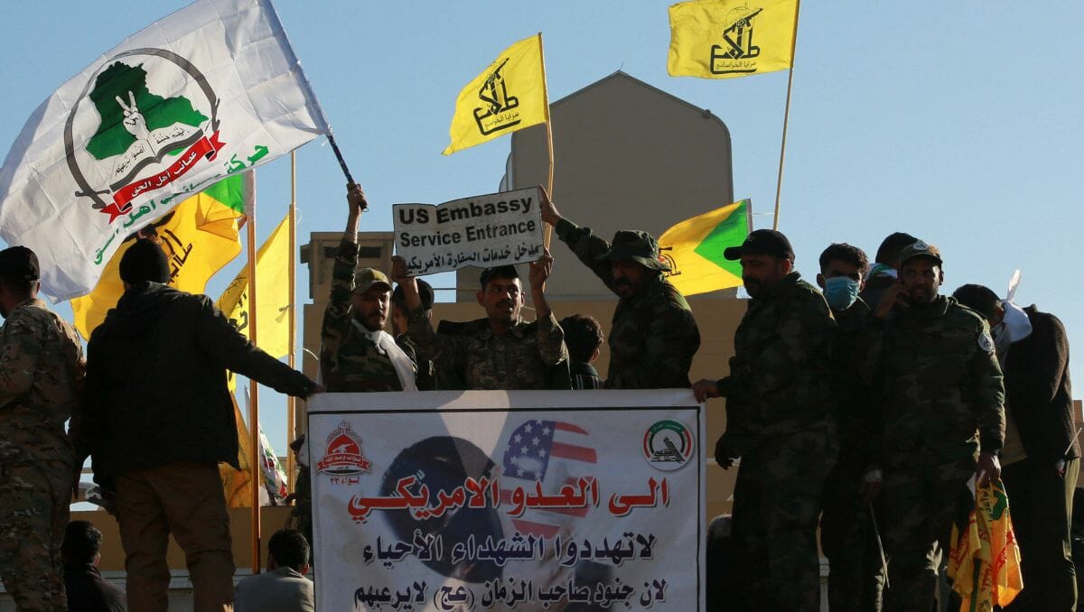 Iranisch kontrollierte Milizen der "Volksmobilisierung" (Hashd al-Shaabi) versuchen 2019 die US-Botschaft in Bagdad zu stürmen