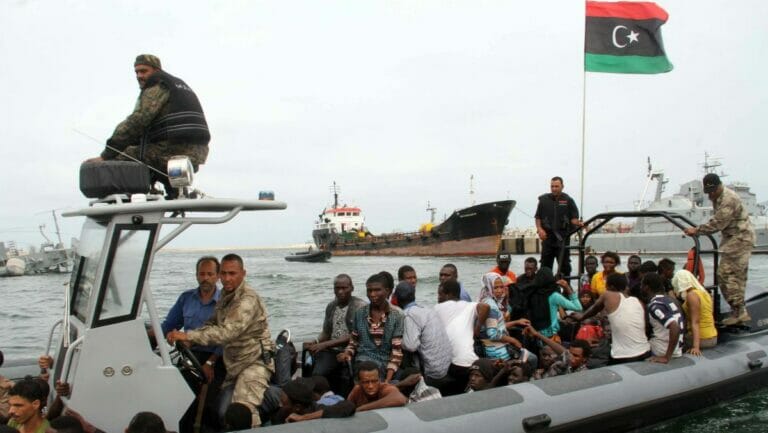 Küstenwache bringt Flüchtlinge zurück nach Libyen