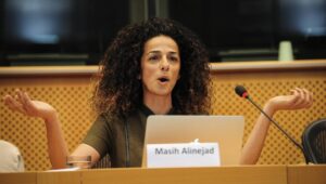 Die iranische Rauenrechtsaktivistin Mahsi Alinejad bei einem Auftritt im Europäischen Parlament