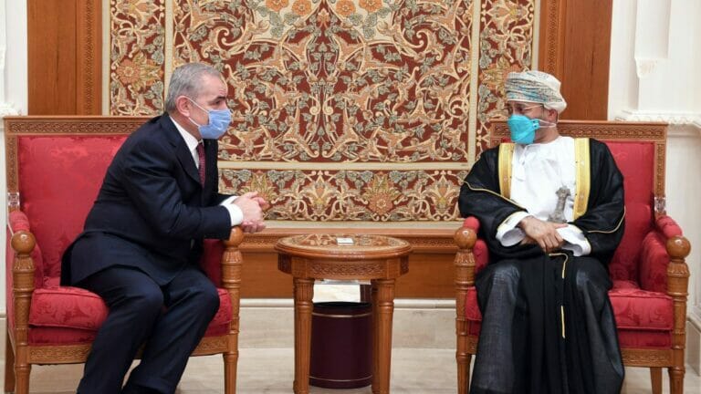 Premierminister der Palästinensischen Autonomiebehörde Ishtayeh zu Besuch bei Omans Außenminister Badr bin Hamad al-Busaidi